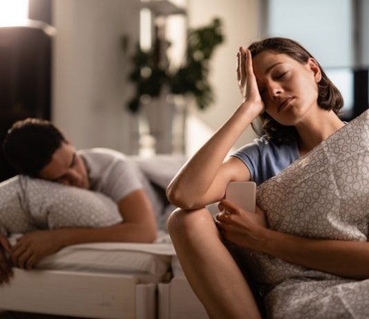 Šta zapravo znači ako supružnici spavaju u odvojenim krevetima, prema psihologiji