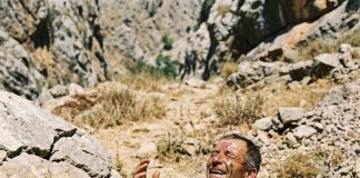 Stariji brat je prevario mlađeg i uzeo mu plodnu njivu, ostavivši mu samo kamenjar, ali kada je udarila suša, sve se promenilo