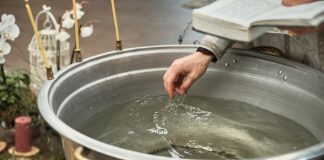 Šta se radi sa starom bogojavljenskom svetom vodicom kad se u kuću unese nova: Ovo je jedino ispravno