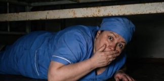 Noć kada je istina ispuzala ispod kreveta: hrabrost jedne sanitarke razotkrila tihi teror u sobi broj 7