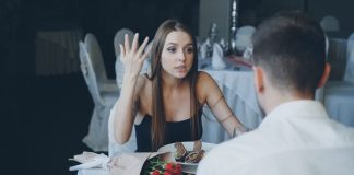 Otišla sa mužem u restoran, kada je konobarica postavila ovo pitanje shvatila je da je vara godinama: “Pola sata kasnije već sam pakovala kofere”