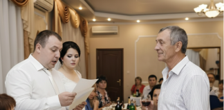 Kada je siromašan otac svojoj kćerki za vjenčanje poklonio običnu kovertu, bogata rodbina mladoženje počela se smijati takvom „velikodušnom“ poklonu. ☹️🤔