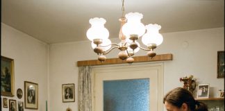 Sin je terao starog oca da jede sam u ćošku iz drvene činije, a onda mu je njegovo dete priredilo lekciju od koje je zanemeo