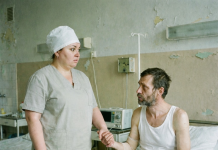 Izvukla sam ga iz tog sveta, odlučivši da idem protiv volje glavnog lekara. Da me javno uništi, on je sazvao lekarsku komisiju. Već sam se pripremala na najgore, kada je iznenada moj pacijent povukao moju rukav za haljinu: „Idi, ne boji se. Oni nemaju pojma s kim su se upustili.“ Za nekoliko minuta svima je postalo LOŠE od onoga što se desilo… 😲😲