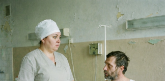 Izvukla sam ga iz tog sveta, odlučivši da idem protiv volje glavnog lekara. Da me javno uništi, on je sazvao lekarsku komisiju. Već sam se pripremala na najgore, kada je iznenada moj pacijent povukao moju rukav za haljinu: „Idi, ne boji se. Oni nemaju pojma s kim su se upustili.“ Za nekoliko minuta svima je postalo LOŠE od onoga što se desilo… 😲😲