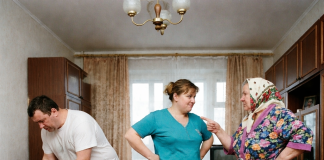 „Nisam shvatio gdje ti je zaliha?!“ – vrisnuo je muškarac, prekidajući tišinu stana. „Obećao sam tvojih par miliona tvojoj sestri za godišnjicu!“😲😲😲