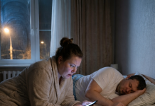 Tihi paketi: Ono što sam vidjela u telefonu svog muža dok je spavao natjeralo me da spakujem kofer još te noći.