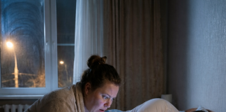 Tihi paketi: Ono što sam vidjela u telefonu svog muža dok je spavao natjeralo me da spakujem kofer još te noći.