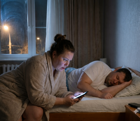 Tihi paketi: Ono što sam vidjela u telefonu svog muža dok je spavao natjeralo me da spakujem kofer još te noći.