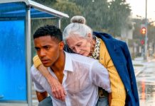 Svi su prošli pored nje, samo je on stao: priča o mladiću čija je dobrota otvorila vrata uspeha