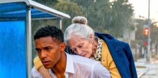 Svi su prošli pored nje, samo je on stao: priča o mladiću čija je dobrota otvorila vrata uspeha