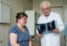 „Pet godina budila sam se od bola u stomaku, ali muž je zabranjivao da idem kod lekara: ‘To je gastritis, ne izmišlaj!’ ‘Nešto se pomera unutra!’ — vrištala sam. A kada je komšinica pozvala hitnu pomoć, hirurg je uhvatio glavu: ‘Kako ste još živi?!’ Ono što je izvadio… 😲😲”