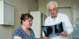 „Pet godina budila sam se od bola u stomaku, ali muž je zabranjivao da idem kod lekara: ‘To je gastritis, ne izmišlaj!’ ‘Nešto se pomera unutra!’ — vrištala sam. A kada je komšinica pozvala hitnu pomoć, hirurg je uhvatio glavu: ‘Kako ste još živi?!’ Ono što je izvadio… 😲😲”