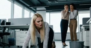 „Gledajući svog umirućeg oca, kćerka je čula: ‘Postoji jedan uslov u testamentu… Moraš godinu dana raditi kao čistačica u mojoj firmi.’ A već prvog dana na poslu čula je nešto što ju je ZALEĐILO… 😲😲😲“😲“