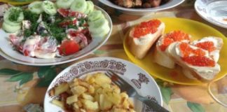 “Skuhala sam ručak, a muž je rekao da mu se gadi… tek kad sam oprala suđe, našla sam poruku ispod tanjira.”