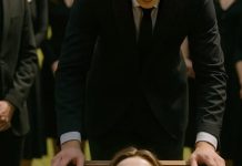 Sin je došao na majčinu sahranu samo zbog nasledstva, ali kada se nagnuo da se oprosti od nje, primetio je čudno pomeranje u sanduku.