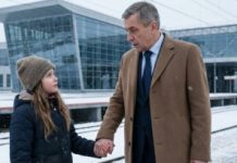 „Ponesite me sa sobom! Obećavam, nećete zažaliti!“ — molila je beskućnica djevojčica starijeg biznismena na aerodromu. On ju je pogledao, nasmiješio se i šapnuo: „Ponesću te sa sobom pod jednim uvjetom. Hoćeš li odigrati ulogu moje unuke na pregovorima?“ Ona je radosno klimnula glavom. Ali na dan dogovora, niko nije očekivao ono što će učiniti ova mala djevojčica. Svima su se kosa podigla na glavi… 😲😲😲