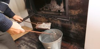 Ne bacajte više pepeo od drveta, niste ni svesni koliko lako rešava probleme s vlagom u kući: Sledite ova 3 koraka i upiće svu memlu