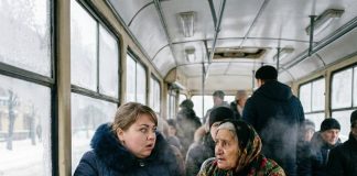 Siđi na narednoj stanici i odmah idi kući, samo nemoj uključivati svetlo, — jedva je čujno prošaptala Cigančica. Prvo sam pomislila da je to potpuni blesak i da je to posledica moje umornosti. Međutim, nepoznata žena izgovorila je takve detalje mog života o kojima nije znala nijedna živa duša. Poslušala sam je i vratila se kući, ali stvarnost me je preplašila više nego bilo koja mračna proročanstva… 😲😲😲