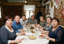 Pozvali su je na sastanak povodom 25 godina od mature, kako bi se smejali, kao u školskim danima… A čim je ušla u salu, svi su ZAMRLI…😲😲😲