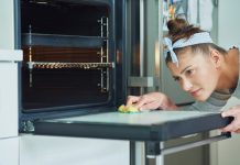 RERNU više ne ribam, nema razloga za to: OVO pošpricam uveče, a ujutro samo obrišem krpom – pećnica je kao nova!