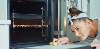 RERNU više ne ribam, nema razloga za to: OVO pošpricam uveče, a ujutro samo obrišem krpom – pećnica je kao nova!