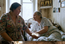 Moj muž je doveo svoju majku sa četvrtim stadijumom raka, ostavio je kod mene i otišao na poslovni put na celu godinu. Sama sam se brinula o njoj. Pre nego što je umrla, svekrva mi je rekla: „Odi u selo, tamo u letnjoj kuhinji, ispod kutije sa krompirom, kopaj!” Otišla sam, i jeza me je prošla kad sam pronašla… 😲😲😲