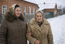 Majka mnoge djece primila je usamljenu stariju ženu s ulice i dopustila joj da ostane u svom domu. Ali ujutro se ispred njihovog dvorišta zaustavio skupi auto sa osiguranjem – a onda se dogodilo nešto što je sve ostavilo u šoku 😱😨