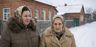 Majka mnoge djece primila je usamljenu stariju ženu s ulice i dopustila joj da ostane u svom domu. Ali ujutro se ispred njihovog dvorišta zaustavio skupi auto sa osiguranjem – a onda se dogodilo nešto što je sve ostavilo u šoku 😱😨