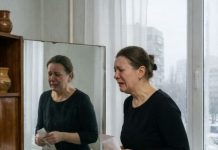 Na dan sahrane moje sestre dobila sam čudnu poruku: „Ne idi na groblje. Idi na staru vikendicu — i saznat ćeš istinu.“ Kada sam stigla na adresu, unutra sam vidjela nešto od čega mi se sledila krv u žilama i odmah sam pozvala policiju