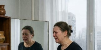 Na dan sahrane moje sestre dobila sam čudnu poruku: „Ne idi na groblje. Idi na staru vikendicu — i saznat ćeš istinu.“ Kada sam stigla na adresu, unutra sam vidjela nešto od čega mi se sledila krv u žilama i odmah sam pozvala policiju