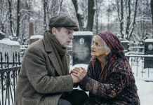 Bogati udovac tužno je stajao na grobu svoje žene. I nakon što je predao račun slijepoj starici, čuo je: “Tamo je prazno, sapun. Ovo je adresa, idi provjeri.” Hvala. Po dolasku na tu adresu, nije mogao vjerovati svojim očima… 😲😲😲