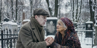 Bogati udovac tužno je stajao na grobu svoje žene. I nakon što je predao račun slijepoj starici, čuo je: “Tamo je prazno, sapun. Ovo je adresa, idi provjeri.” Hvala. Po dolasku na tu adresu, nije mogao vjerovati svojim očima… 😲😲😲