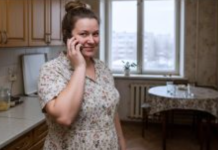 „Olička, uplata nije došla! Možda je neki problem u banci? Proveri, molim te!“ — zabrinuto je govorila svekrva na telefonu. Nasmešila sam se: „Pogledajte kroz prozor i saznaćete.“ Od onog što je videla, svekrvi su se podigle kose na glavi… 😲😲😲