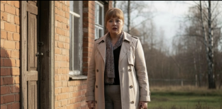 Posle 20 godina, došla sam u kuću svoje sestre koju sam joj poklonila. Ali videla sam da ona spava na otiraču ispred vrata. Bila je u staroj odeći, a moj sin je gostima govorio: „Ovo je naša božja sluškinja“. Nisam počela da vičem, napravila sam korak napred, i svi su ZASTALI… 😲😲😲