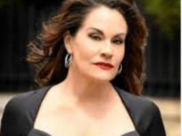 Uhvatila sam sina kako me potajno gleda dok se tuširam – a zatim sam odlučila da mu dam što traži……