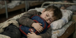 Dijete u vrtiću stalno je spavalo sa torbicom u rukama, a kada je vaspitačica saznala razlog, bila je šokirana… 😲😲😲