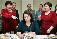 Šta, GUBITNIČE, bio si bolji od svih u razredu a gdje si sad? – smijali se drugari nakon 30 godina na godišnjici mature…. I za minut svi su ostali u šoku……………….. 🎓