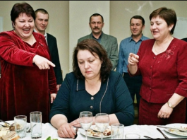 Šta, GUBITNIČE, bio si bolji od svih u razredu a gdje si sad? – smijali se drugari nakon 30 godina na godišnjici mature…. I za minut svi su ostali u šoku……………….. 🎓