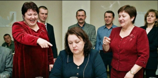 Šta, GUBITNIČE, bio si bolji od svih u razredu a gdje si sad? – smijali se drugari nakon 30 godina na godišnjici mature…. I za minut svi su ostali u šoku……………….. 🎓