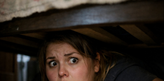 Sakrila sam se ispod kreveta da bih uplašila muža, ali sam saznala gorku istinu.