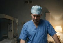 Mlada majka je preminula tokom porođaja, ostavivši blizance. Doktor je rodbini rekao samo za jedno dete, a drugo, teško bolesno, uzeo je sebi i odgajio kao svog sina.