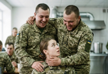 Pet kadeta ju je gurnulo u ćošak trpezarije – 30 sekundi kasnije znali su ŠTA može da se desi……. 😲😲😲