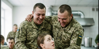 Pet kadeta ju je gurnulo u ćošak trpezarije – 30 sekundi kasnije znali su ŠTA može da se desi……. 😲😲😲