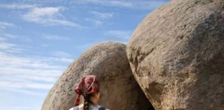 Kćerka farmera odlučila je pratiti svinju koja se u posljednje vrijeme ponašala čudno: svinja ju je odvela do stare stijene i počela bijesno kopati zemlju.