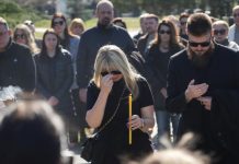 ĆERKU SAŠE POPOVIĆA NA GROBU SAČEKAO OVAJ ČOVEK! Uručio joj kovertu, Aleksandra se slomila kad je otvorila: Evo šta je bilo u njoj