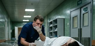 “Učinili smo sve što smo mogli! » – rekao je doktor Alisinom mužu. I upravo domar odnio valjak u mrtvačnicu, ispod plahte pala poruka. Od čitanog čovjek se uhvatio za glavu………….. 😲😲😲