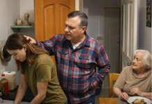 Bez upozorenja sam otišla kod kćeri i vidjela kako je muž i svekrvu zlostavljaju, a ona je stajala drhteći od straha: Obavila sam samo jedan telefonski poziv – a nekoliko minuta kasnije u kuću je ušla osoba koje su se najviše bojali 😯😱