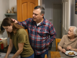 Bez upozorenja sam otišla kod kćeri i vidjela kako je muž i svekrvu zlostavljaju, a ona je stajala drhteći od straha: Obavila sam samo jedan telefonski poziv – a nekoliko minuta kasnije u kuću je ušla osoba koje su se najviše bojali 😯😱