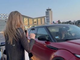 Ovo je zgodni partner Rade Manojlović: Došao po nju u skupocjenoj mašini, pjevačica puca od sreće, svi ga znate i on ima ženu i djecu?